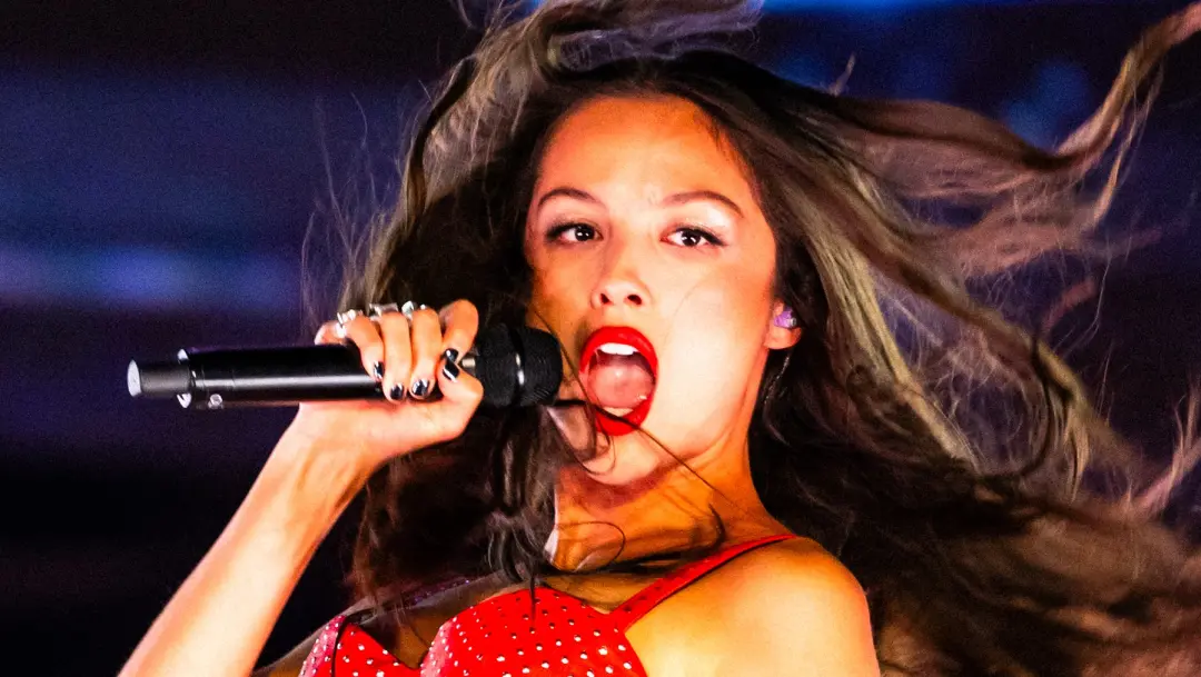 Olivia Rodrigo como artista de rock arena em anos. Colaboração com lendas e quebrando palcos, ela é a estrela que a gen…
