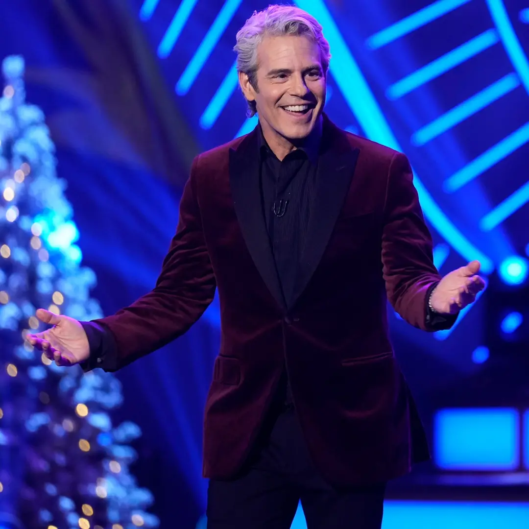 Julia Stiles abordou comentários de Andy Cohen sobre a rotina de dança no Dancing With the Stars temporada 35. Acho imp…
