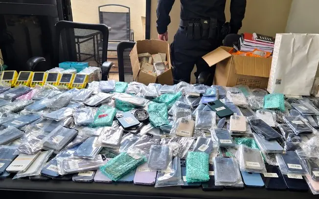 Seis mandados de busca e apreensão estão sendo cumpridos no Rio de Janeiro e Maricá contra a entrada clandestina de ele…