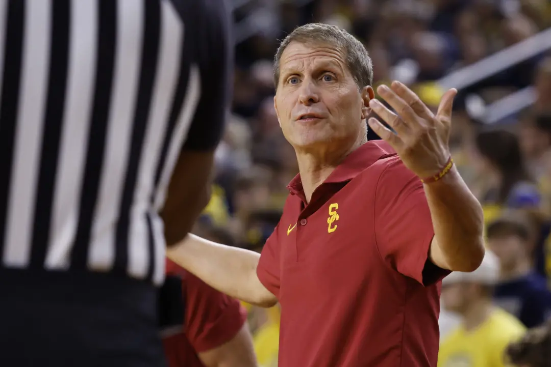 Eric Musselman, treinador do USC Trojans, confrontou um caçador de tesouros na praia e depois foi alvo de processo por …