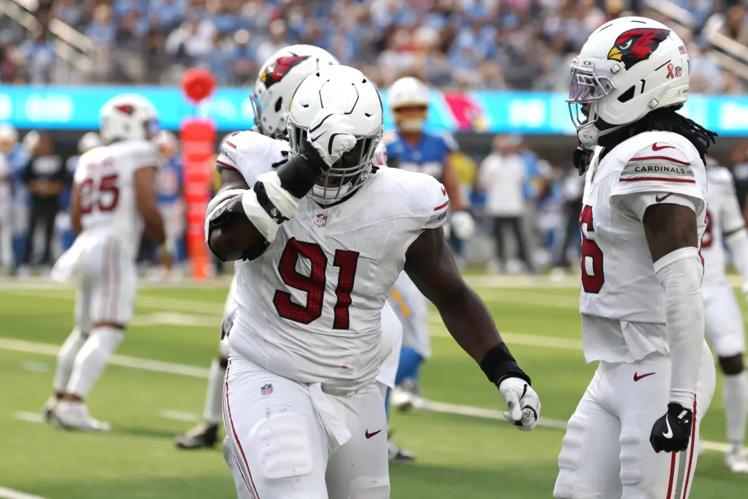 Nick Rallis, coordenador defensivo dos Arizona Cardinals, viu o time segurar os Chargers em seis das oito tentativas de…