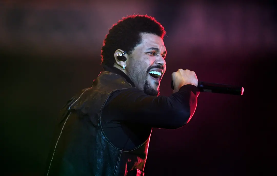 The Weeknd reafirma que nao vai sumir, mesmo tendo falado antes sobre parar. Ele disse que a fase de 2020 acabou, mas a…