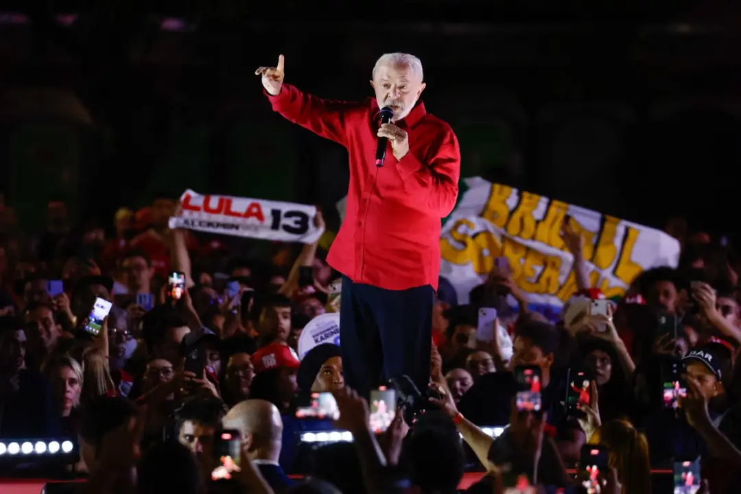 Em Ceilândia, DF, Lula afirmou que Eduardo Bolsonaro seria traidor da pátria por se submeter aos Estados Unidos. A post…