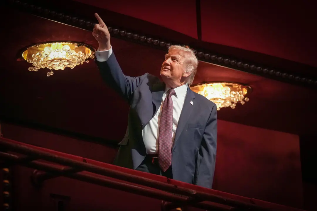 Kennedy Center tem uma lona há 96 dias, metáfora dos ataques de Donald Trump a instituições culturais em Washington. A …