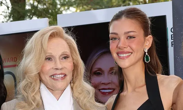 Nicola Peltz ganhou o prêmio Rising Star em Veneza, mas o reconhecimento foi separado do Festival de Cinema anual. Pare…
