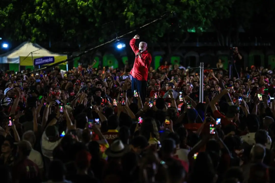 Ceilândia, DF. Lula pediu para os eleitores não votarem em duas candidatas da direita ao Senado. A estratégia demonstra…
