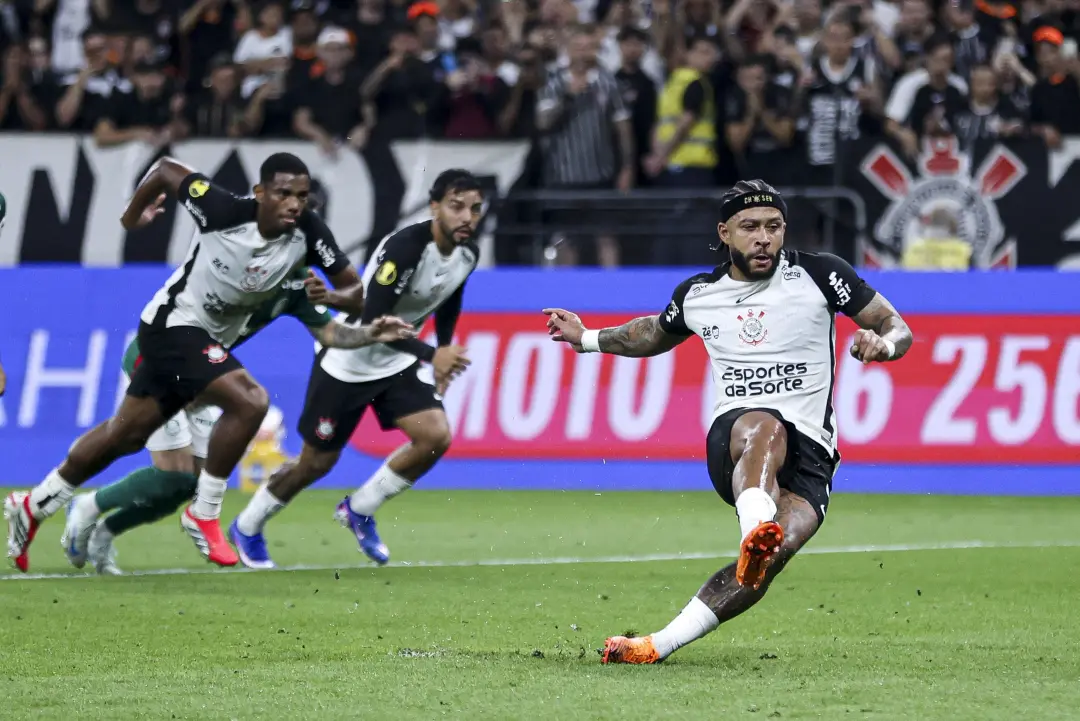 Memphis Depay teve 50% de aproveitamento nos pênaltis pelo Corinthians, acertando 3 de 6 cobrados na Libertadores. É um…