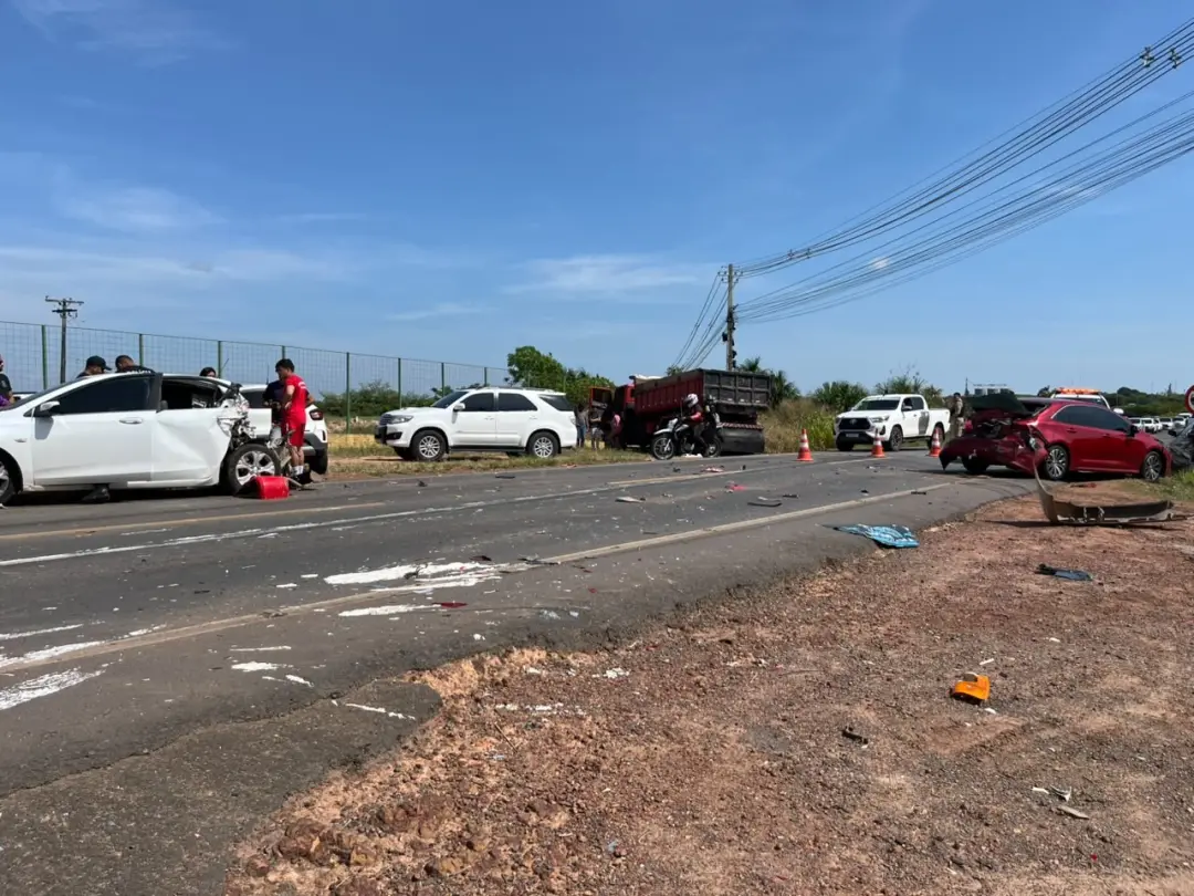Caçamba e cinco carros envolvidos em acidente na BR-174, no bairro Cauamé, Boa Vista. Estradas assim exigem mais atençã…