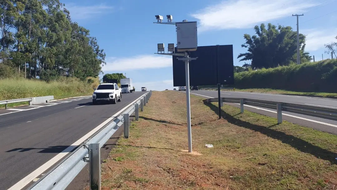 Paraná testa radares que medem velocidade média em 13 trechos de rodovias, usando dois radares separados para dificulta…