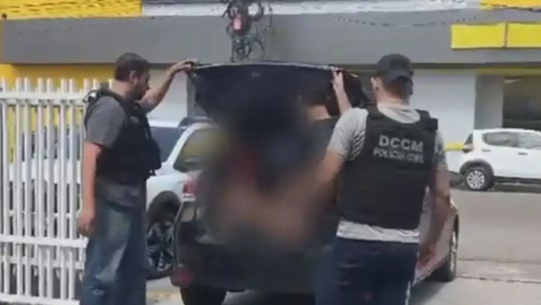 Homem de 43 anos foi preso em Macapá acusado de tentativa de feminicídio após atacar a companheira com faca no Buritiza…