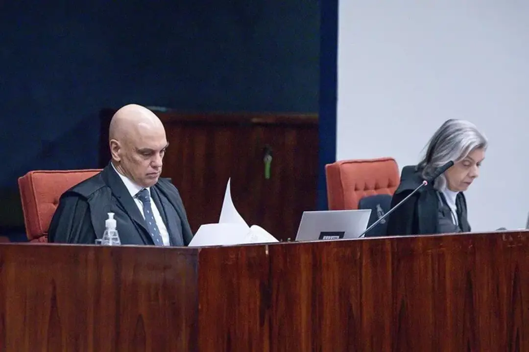 Líderes eleitos enfraquecem a democracia de forma lenta e sutil, dizem autores de Harvard. Isso acontece quando o própr…