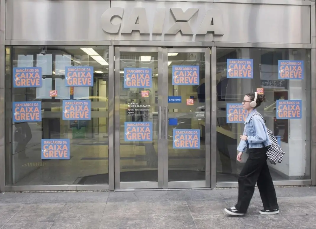 OAB Rio entrou na Justiça pedindo para garantir 30% dos serviços da Caixa durante a greve dos bancários. A manutenção d…
