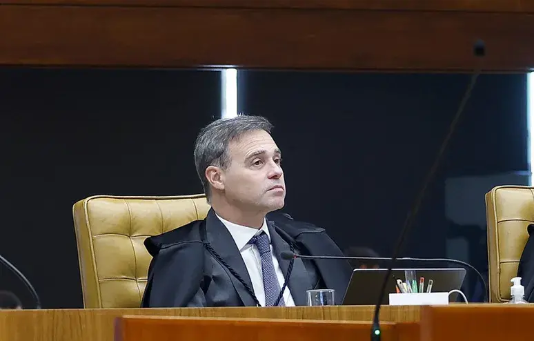 Ministro André Mendonça rebate Gilmar Mendes sobre acusações no STF, alegando tentativa de constrangimento. Pondero que…