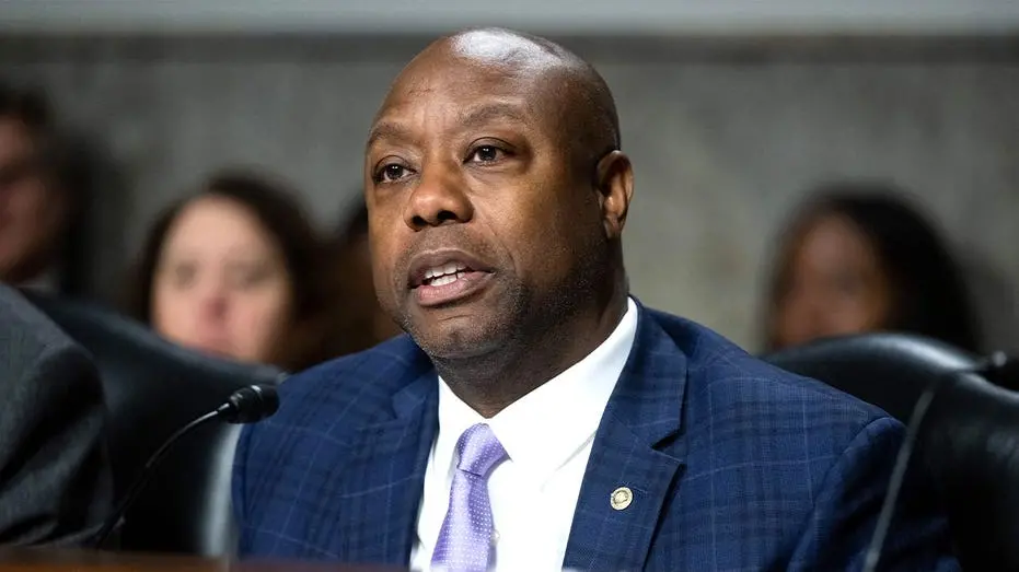Tim Scott contou sobre um acidente de carro na adolescência que tirou seus sonhos de futebol. Ele acredita que uma forç…
