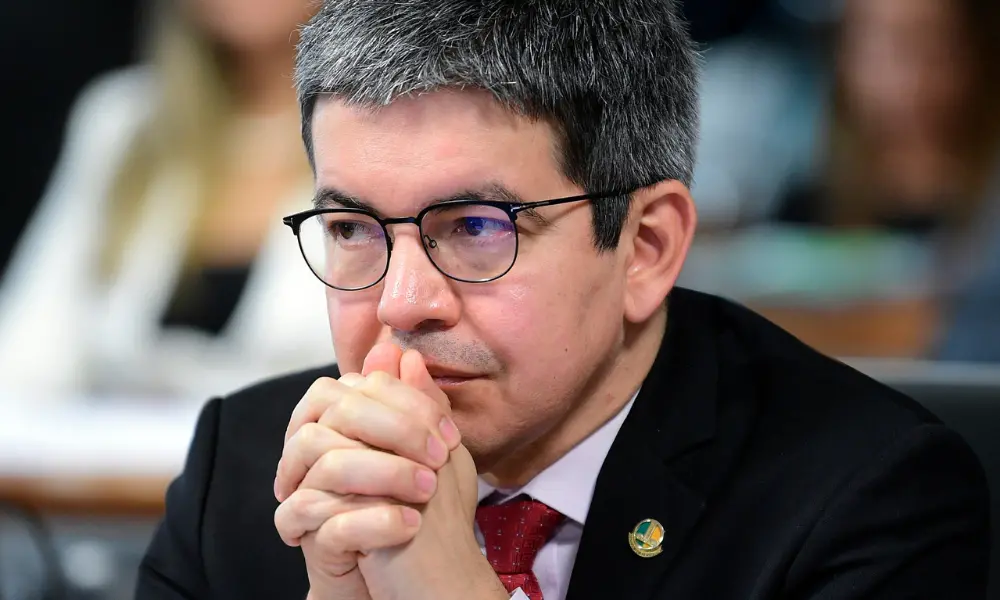 Randolfe Rodrigues tenta mais um mandato no Senado, concorrendo em 2026 pelas duas cadeiras do Amapá. Quatro anos de at…