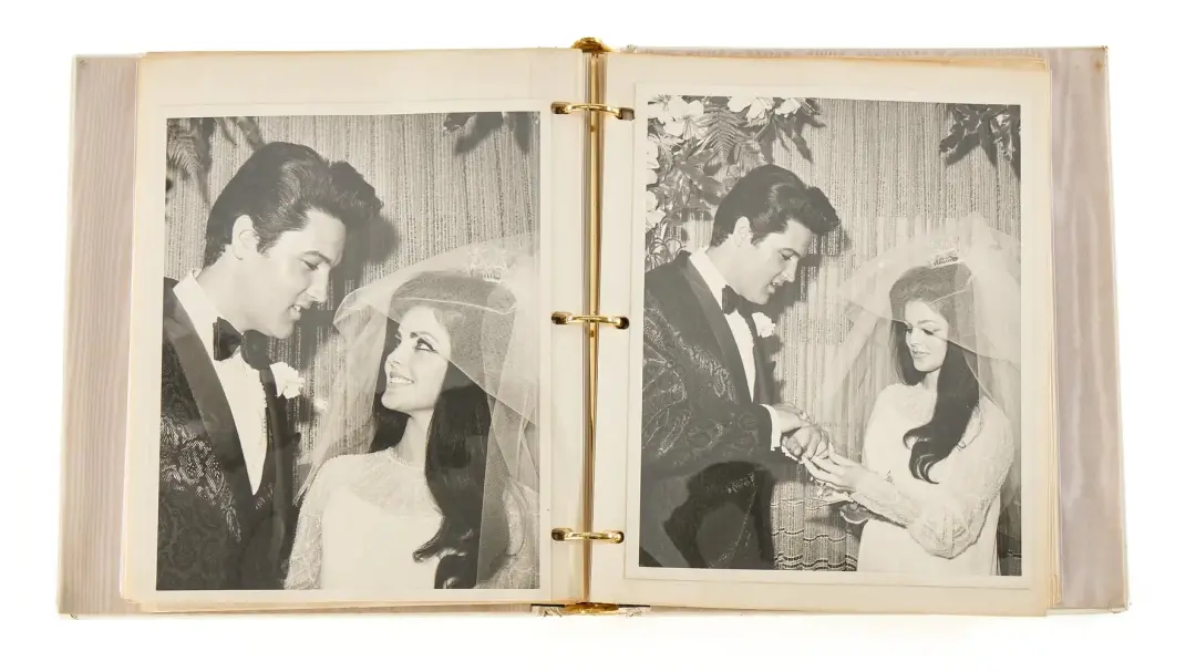 Álbum da boda de Elvis e Priscilla, de 1967, está subindo em leilão. É foda ver como o passado íntimo de gente famosa v…