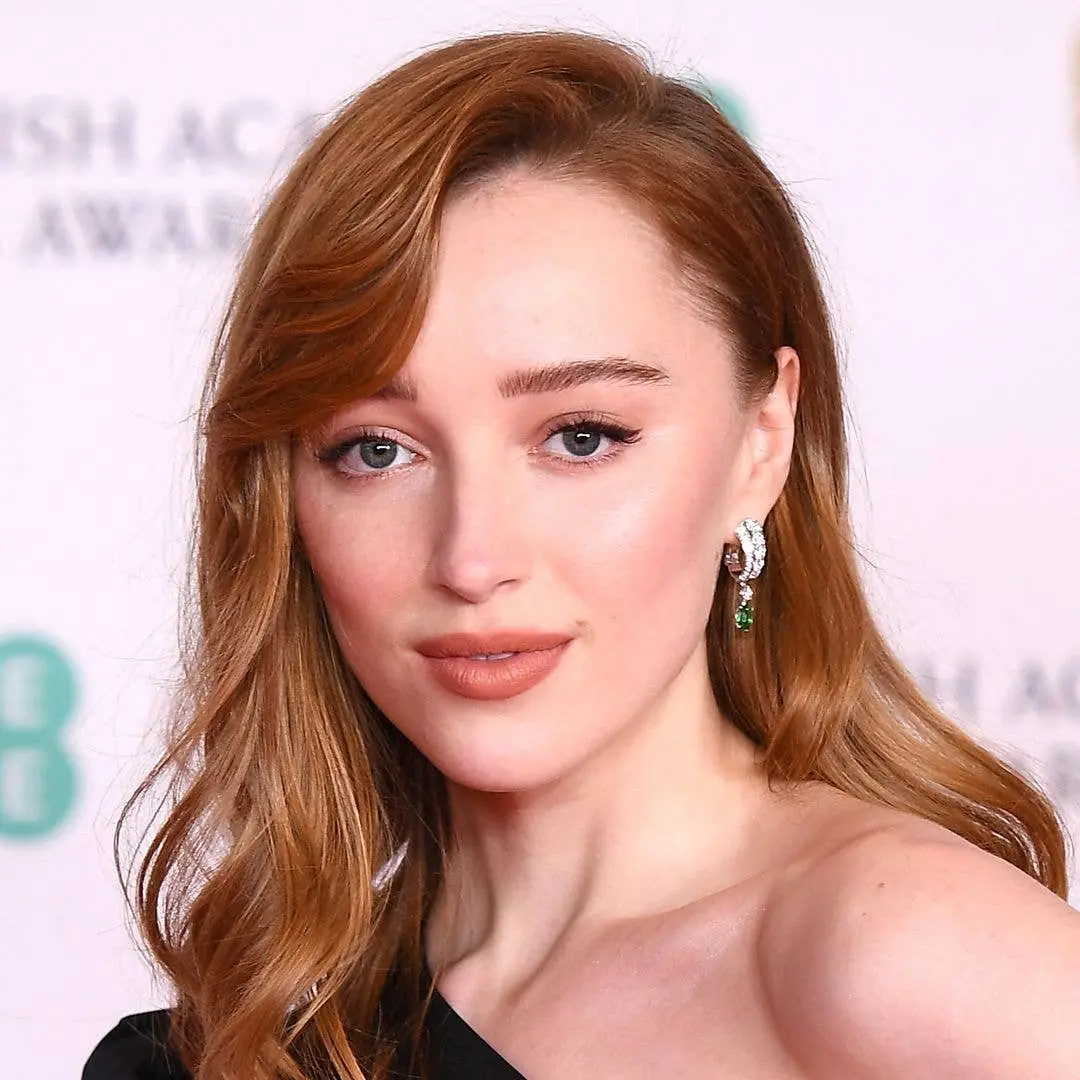 Phoebe Dynevor casou em uma cerimônia romântica na França com Cameron Fuller, vestindo um vestido Louis Vuitton sem alç…