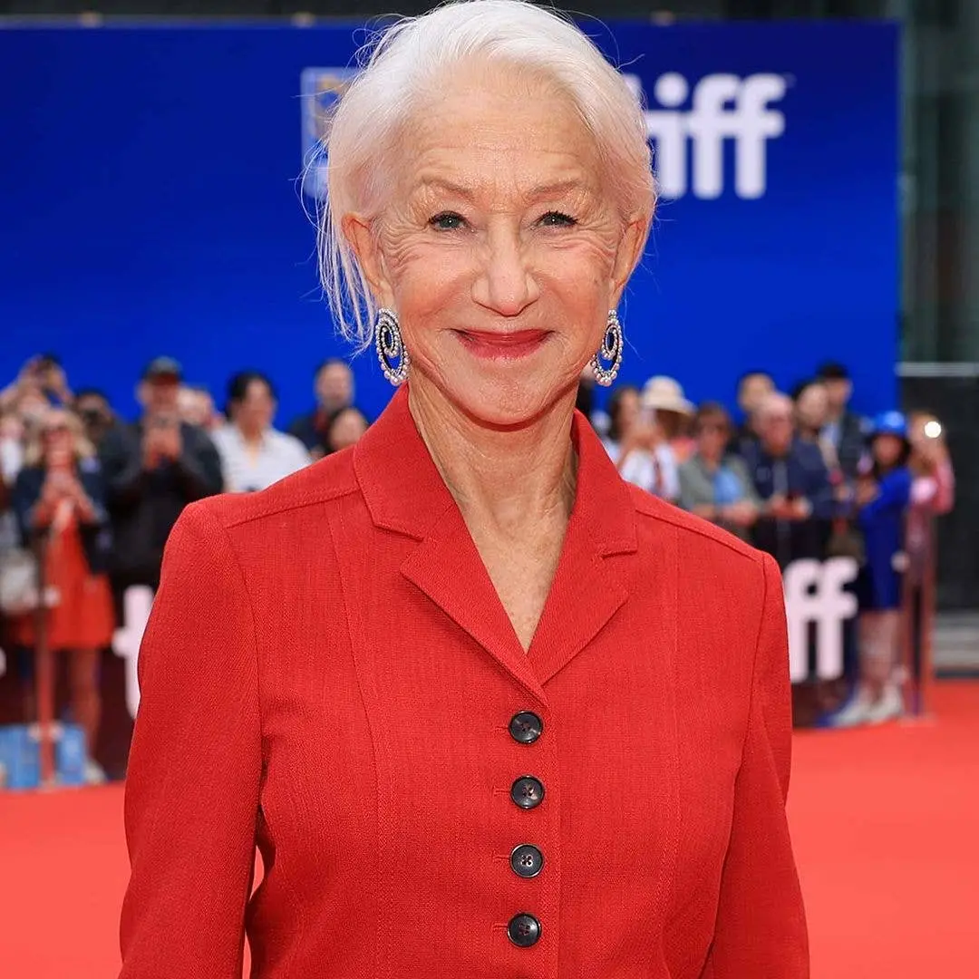 Helen Mirren, com 81 anos, aparece em um blazer da ME+EM, marca favorita da realeza. Essa jaqueta declara um estilo que…
