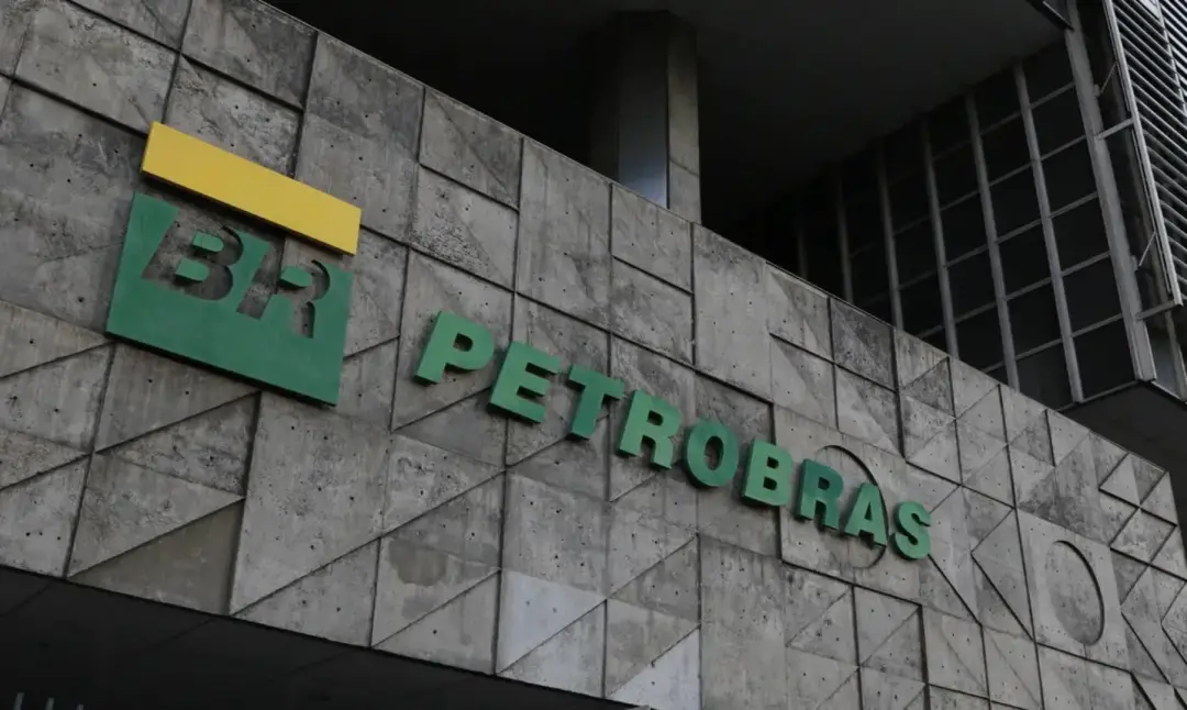 Petrobras assinou contratos para explorar 8 blocos de petróleo e gás na Costa do Marfim. A estratégia busca recompor re…