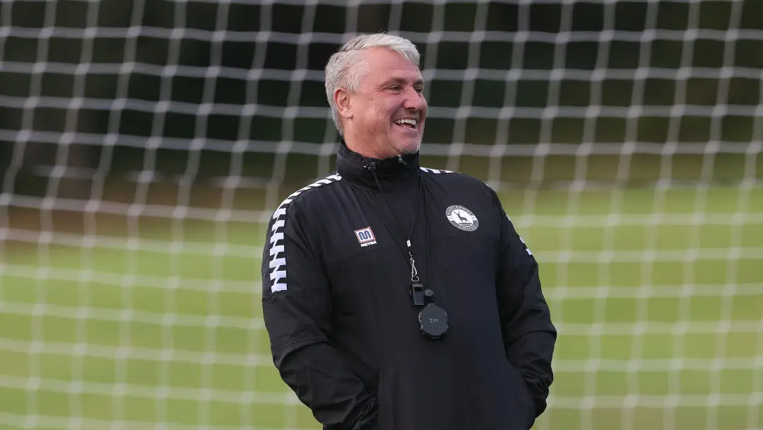Captain Jack Hunter levou vermelho contra o Altrincham, fazendo o Hartlepool perder um jogo. O técnico Clark tá cobrand…