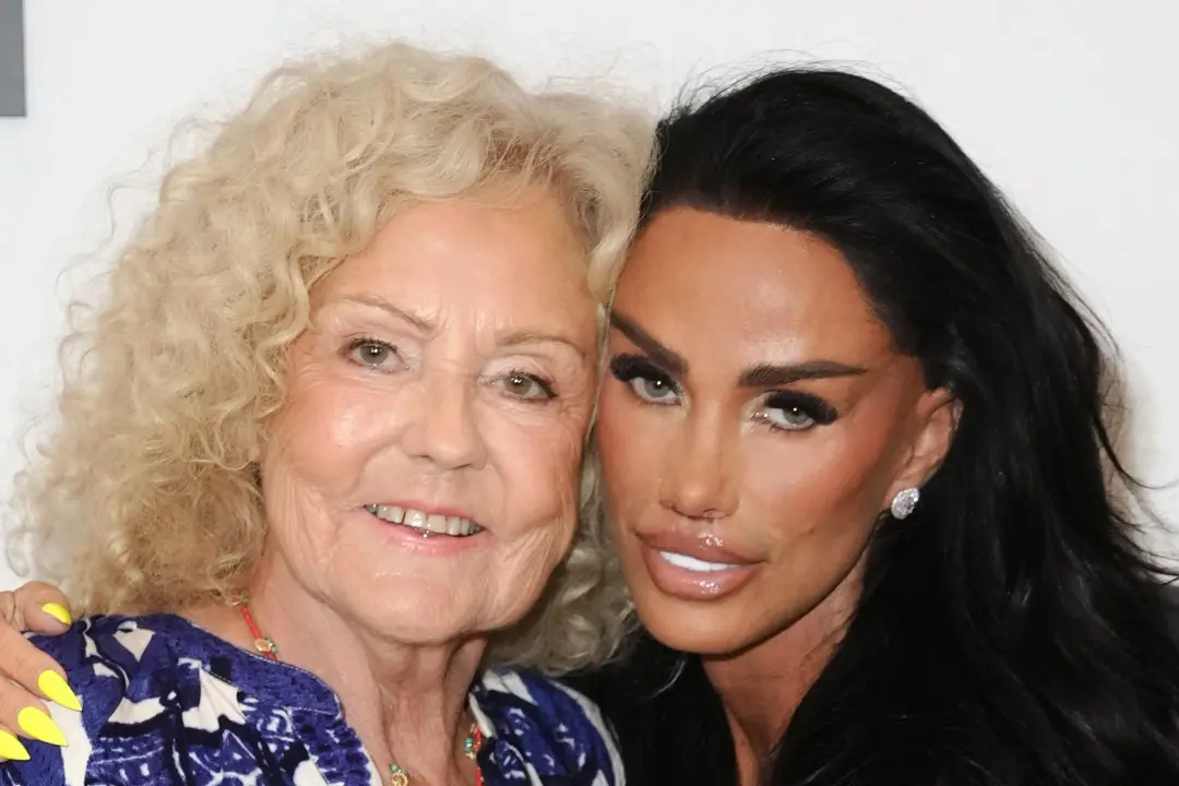 Katie Price falou sobre a saúde da mãe Amy, 74 anos, que vive com Idiopathic... A luta dela é pesada, ver alguém assim …