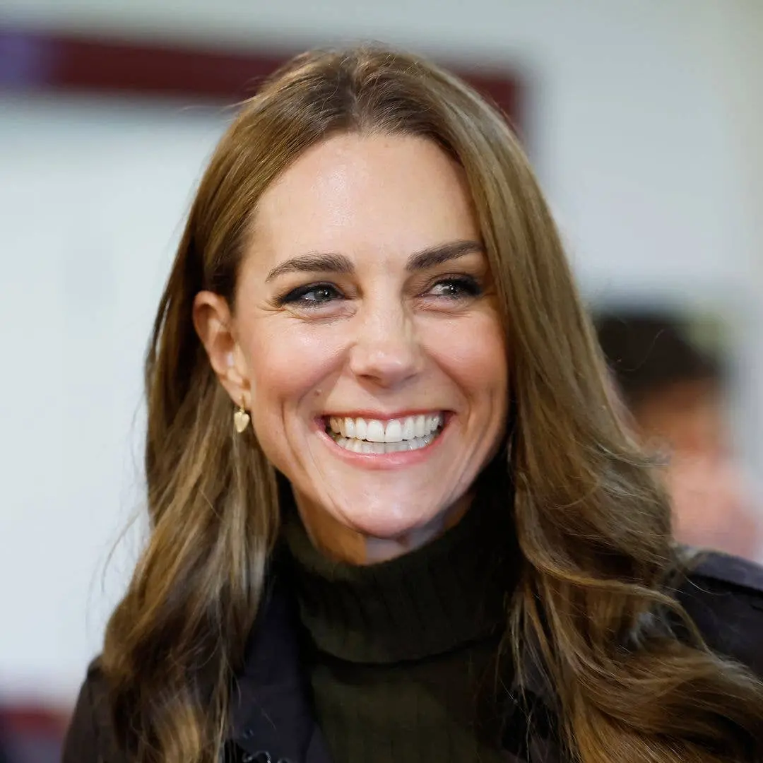 Kate Middleton apareceu na Ilha de Bute com um trench coat Burberry apesar dos ventos fortes. Essa firmeza dela com o l…