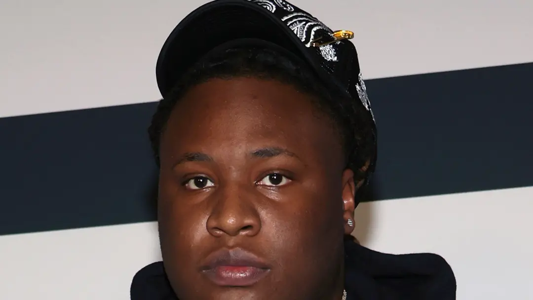 Tay Keith morreu com efeitos tóxicos de drogas, incluindo ketamina e ingrediente ativo de kratom. A presença dessas sub…