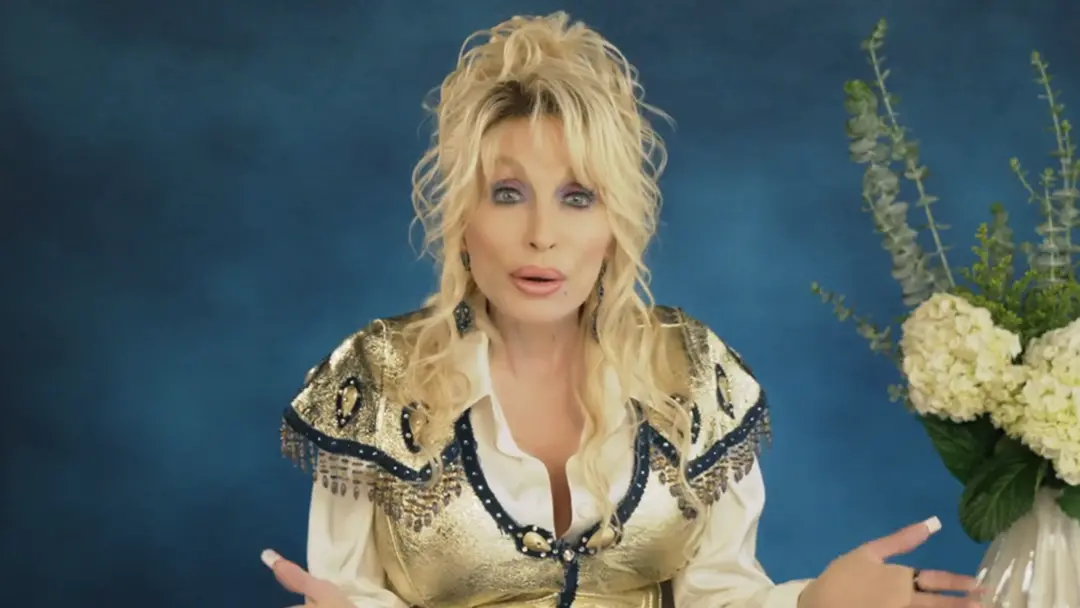 Dolly Parton apareceu em um discurso gravado em um evento de premiação. O ícone do canto mostrou seu charme dizendo que…