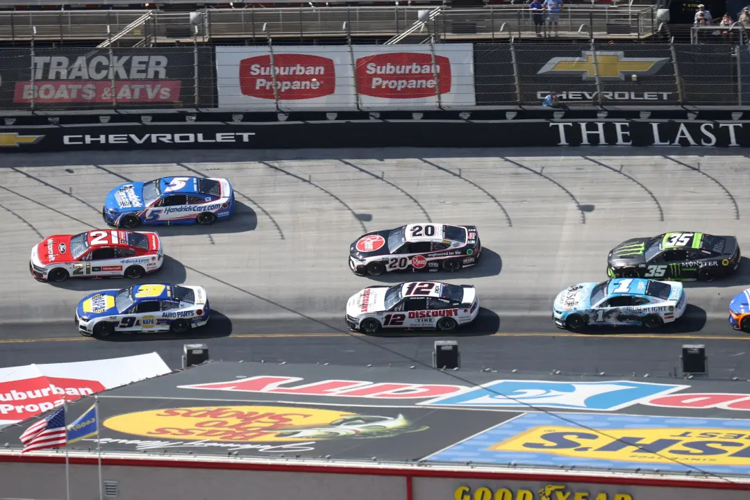 Bristol Motor Speedway começa a usar nova regra de pneu molhado na NASCAR. Agora, as equipes têm mais autonomia para de…