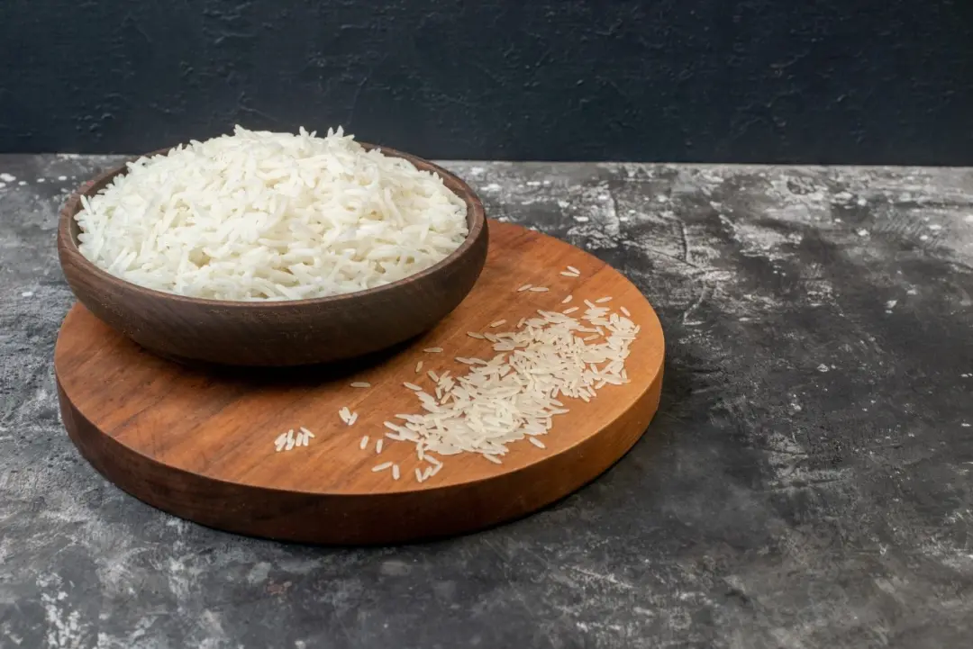 Arroz em tigela, um símbolo oriental que atrai prosperidade, é sugerido para posicionamento estratégico de acordo com o…