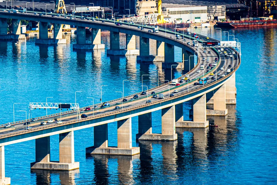 Ponte Rio-Niterói terá teste piloto de radar de velocidade média em um trecho de 9,02 quilômetros no sentido Niterói. O…