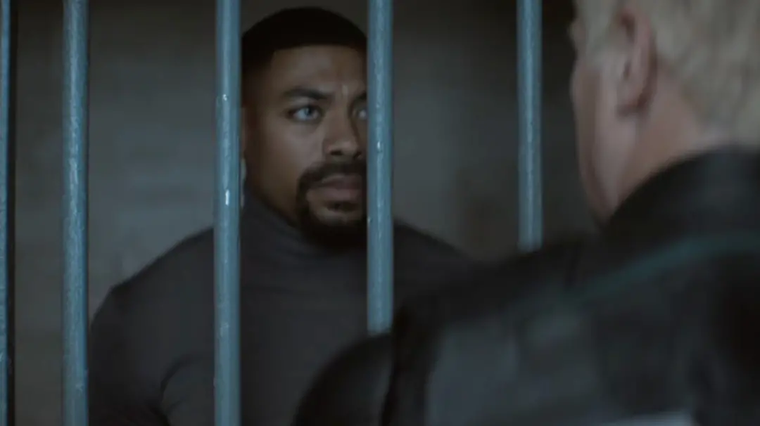 Hal Jordan e John Stewart se encontram depois da batalha em Rushville, e o trailer mostra John interrogando Sinestro. A…