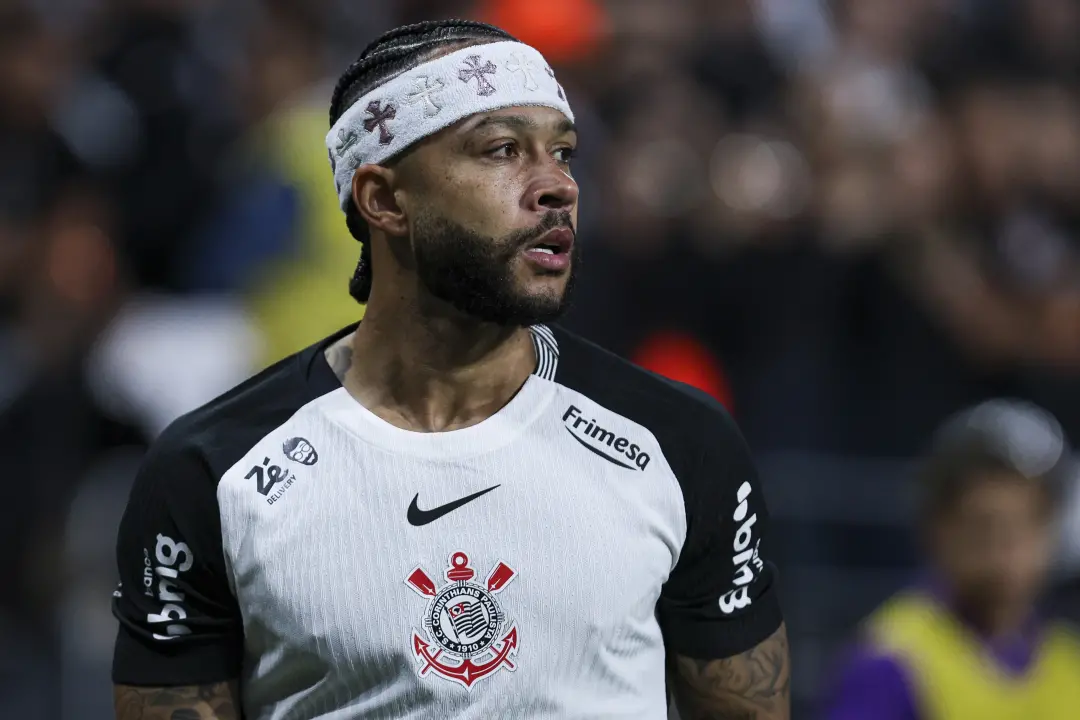 Memphis Depay pode gerar multa de 10 mil dólares ao Corinthians por não passar na zona mista da Neo Química Arena. Isso…