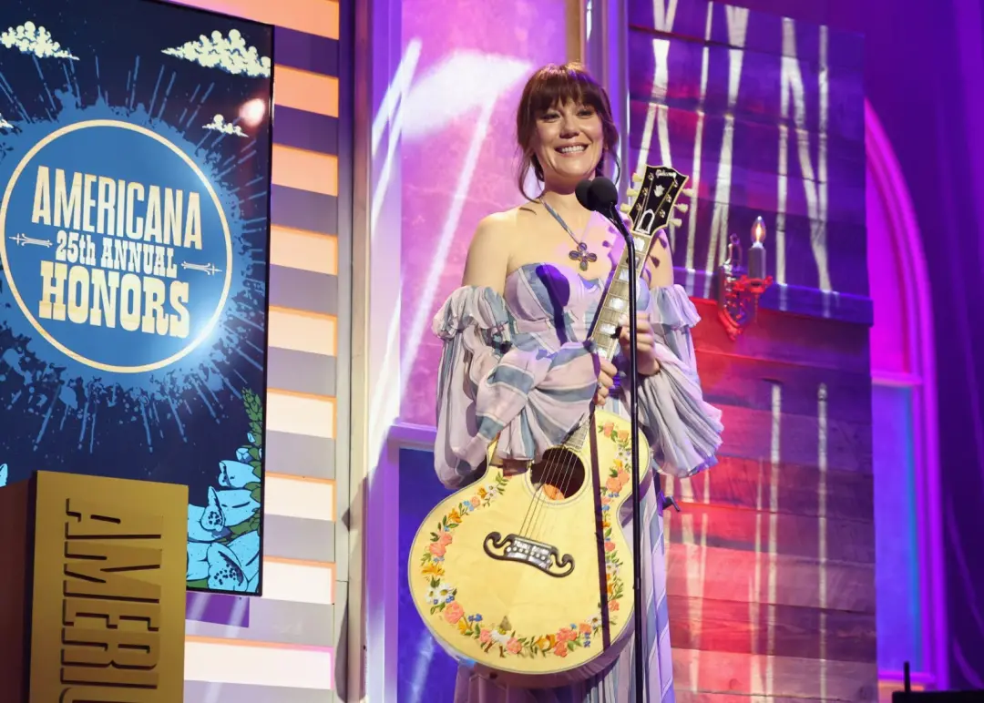 Molly Tuttle e Brandi Carlile foram grandes vencedoras nas Americana Honors & Awards de 2026. Dolly Parton recebeu um p…