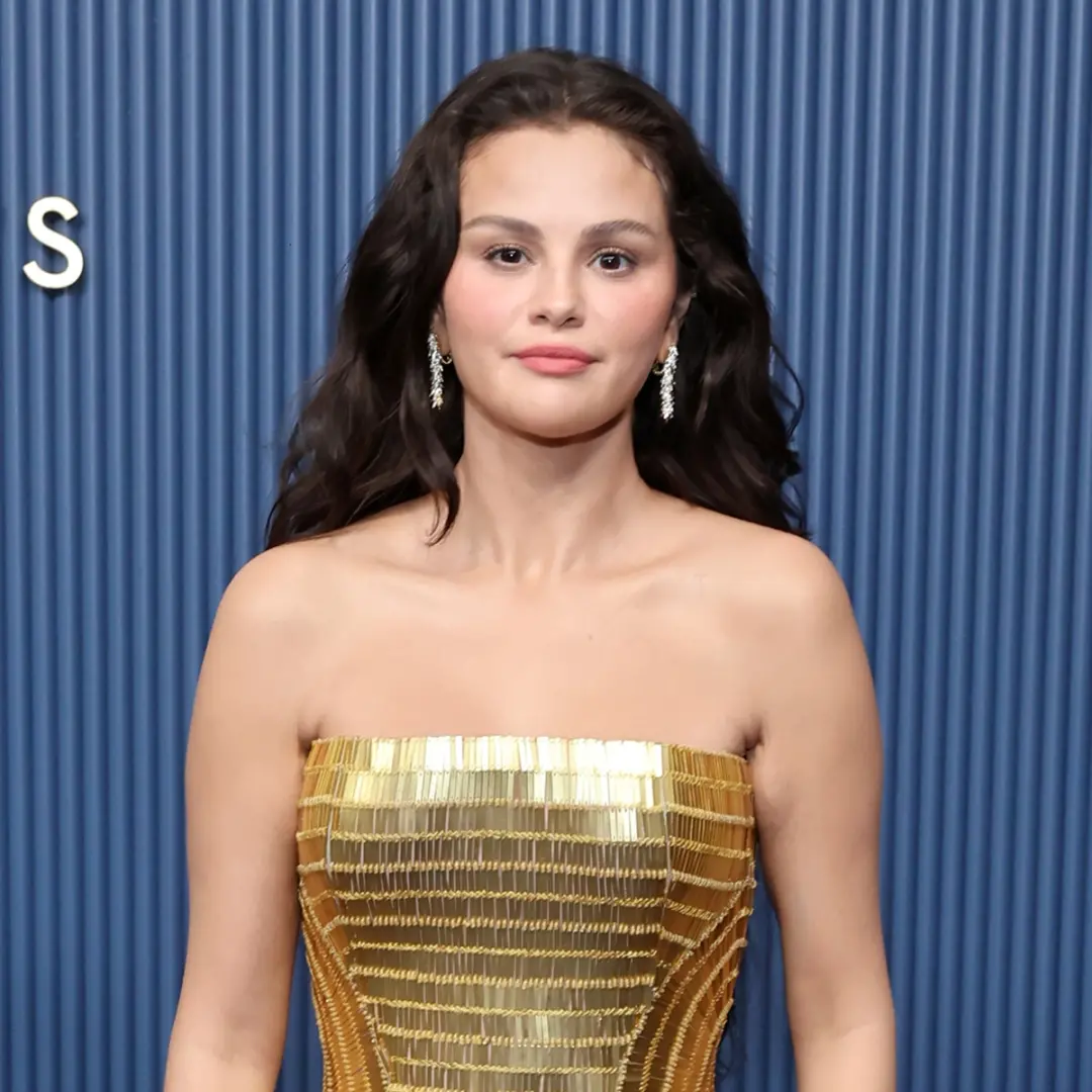 Selena Gomez pede para os fãs olharem para ela agora, diferente da estética dela na metade dos anos 2010. É louco como …