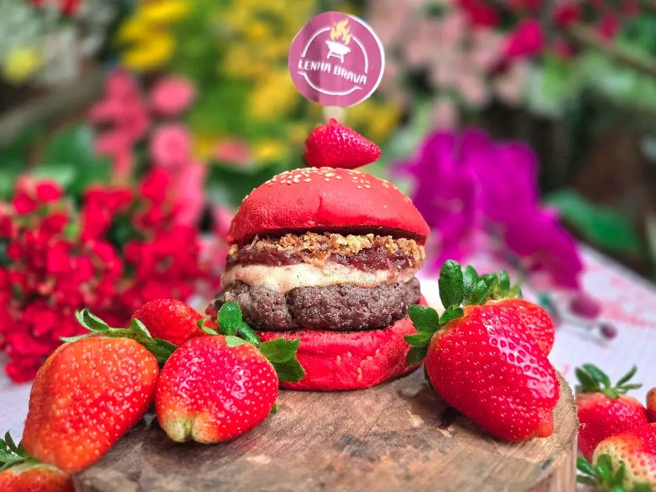 Atibaia tem gastronomia incrível na Festa de Flores e Morangos, o morango cravejado e o lanche de morango são destaque.…
