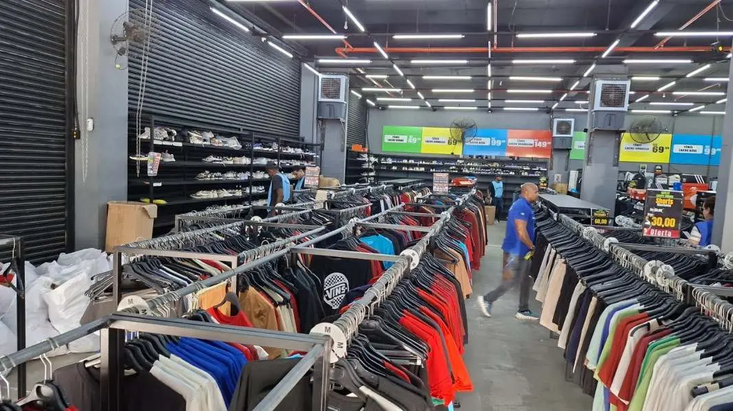 3,5 toneladas de produtos falsificados foram apreendidas em um outlet de Campo Grande, Zona Oeste do Rio. Vender algo c…