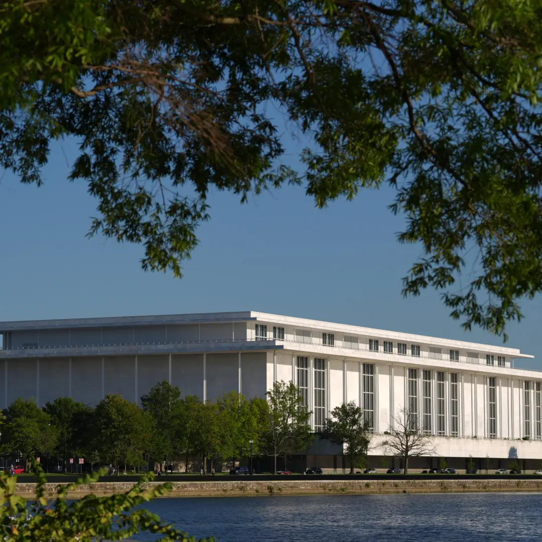 Kennedy Center fechou as portas ao público na terça-feira, decisão que um juiz federal vai analisar. A segurança públic…