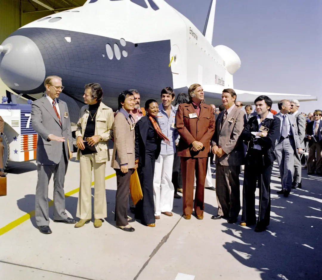 OV-101, primeiro ônibus espacial da NASA, foi revelado em 17 de setembro de 1976, e foi nomeado Enterprise por uma camp…