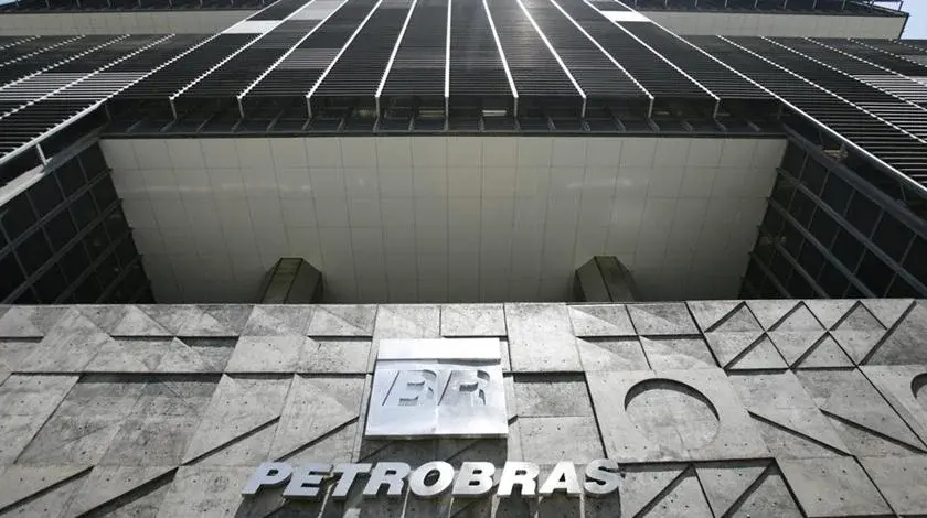 A Petrobras ajustou R$ 1,00 por litro do diesel às distribuidoras, mas o governo manteve o valor final com uma subvençã…