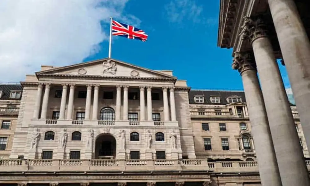 Banco da Inglaterra manteve o juro em 3,75% pela sexta vez, diferentemente dos EUA e do BCE que apertaram as taxas. Ess…