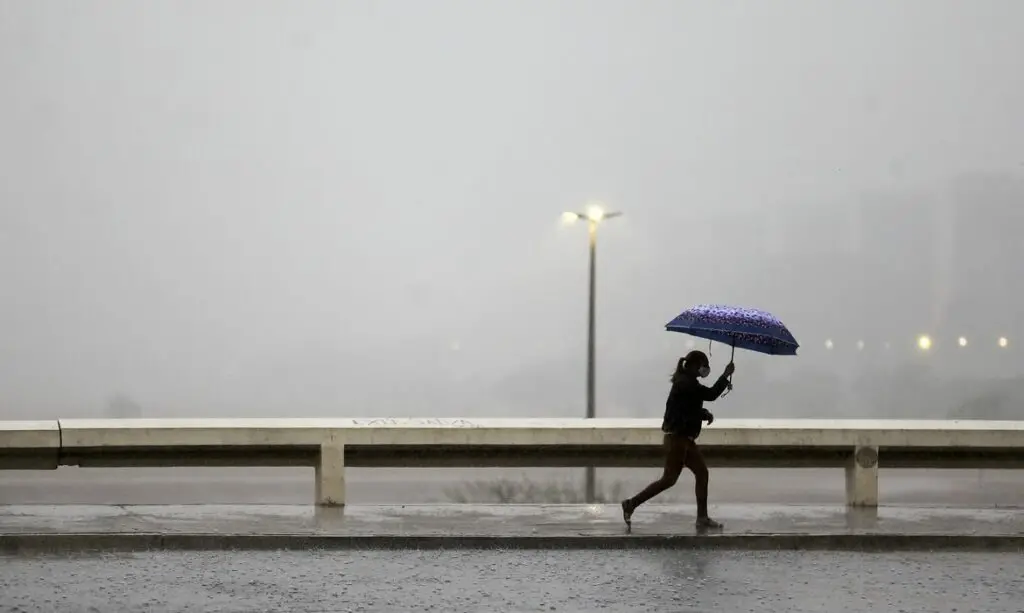 Temporal com granizo causou estragos em Arapoanga, Planaltina e Samambaia no Distrito Federal. Danos em imóveis, queda …