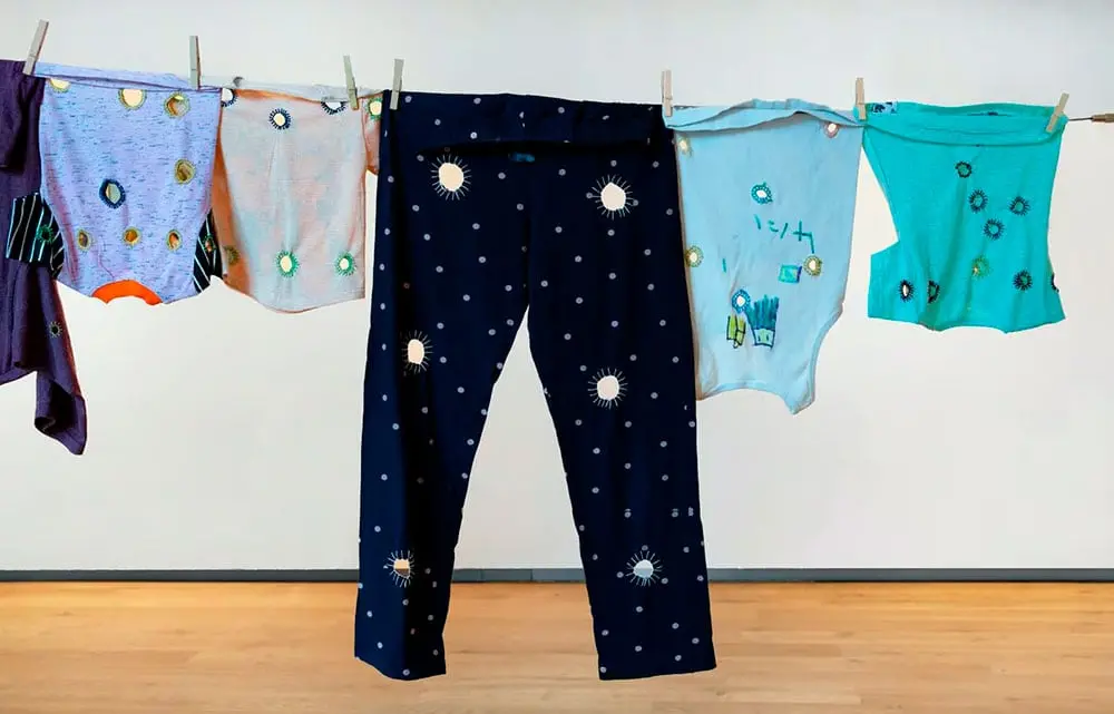 Barcelona Gallery Weekend 2026 mostra instalação textil de Mounira Al Solh, inspirada na guerra civil libanesa, em gale…