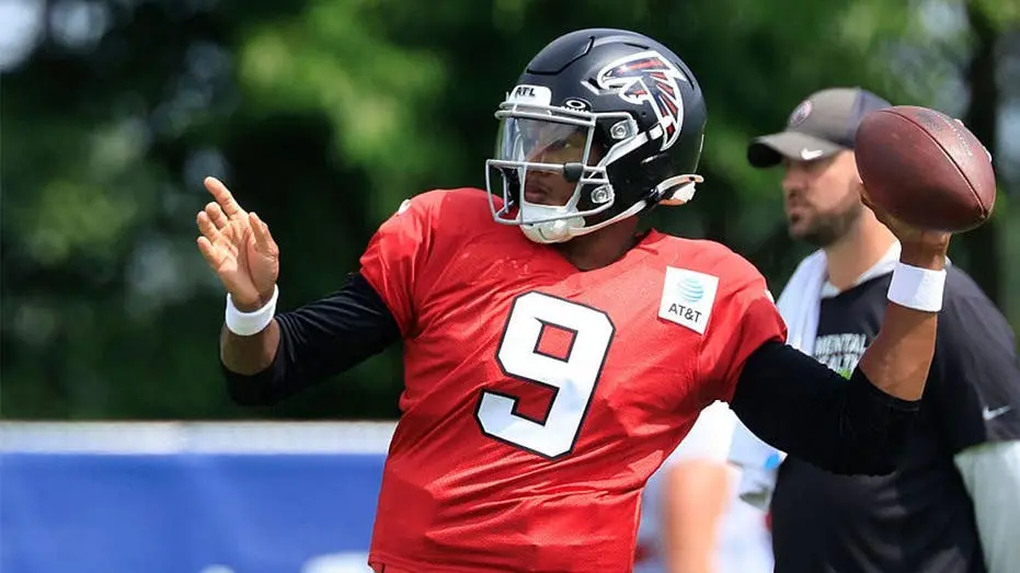 Falcons mostrou um treino meio bizarro com os quarterbacks em Atlanta. O Michael Penix Jr, Cooper Rush e Jack Strand fi…