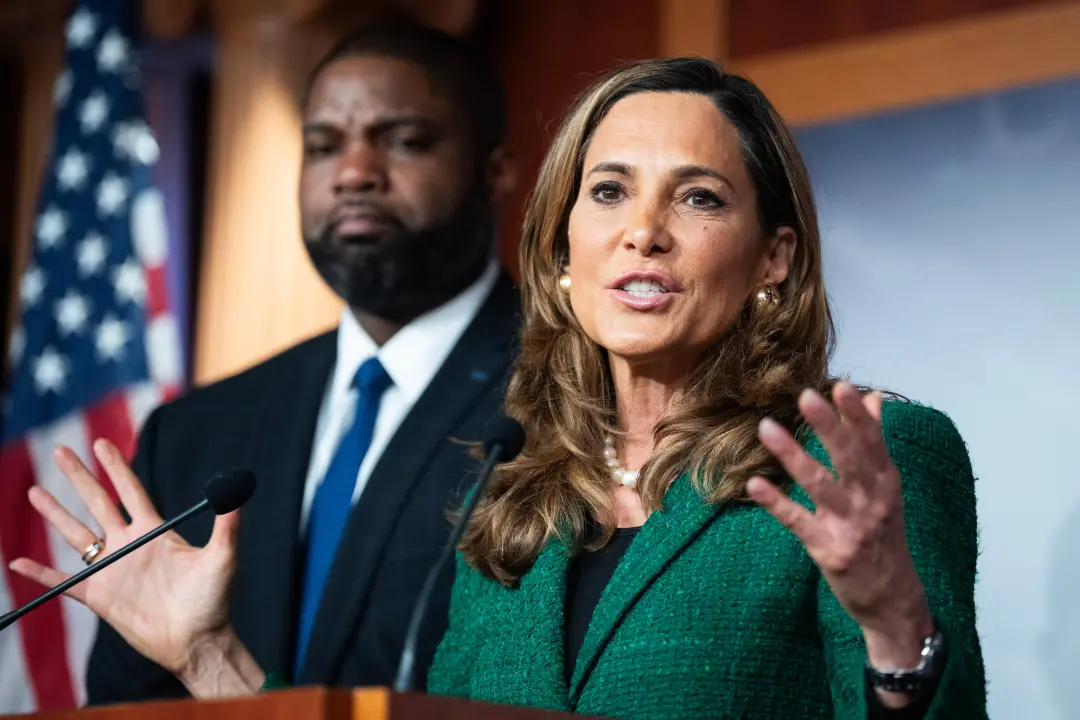 Maria Elvira Salazar, congressista de Miami, criticou Donald Trump por suas políticas migratórias, dizendo que os opera…