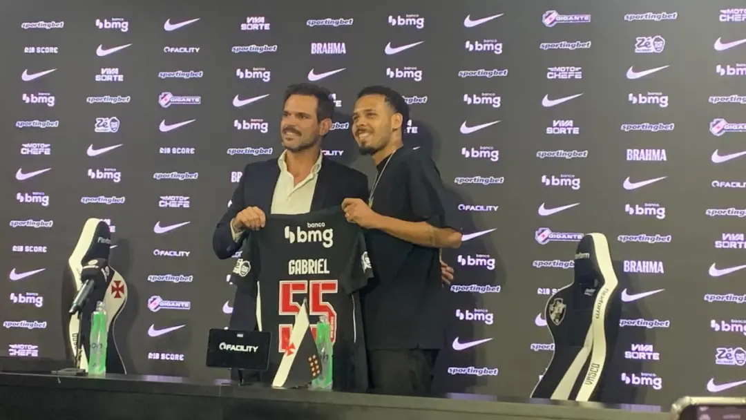Gabriel Paulista foi apresentado no CT do Vasco na quinta-feira, pronto para estrear no sábado contra o Coritiba. Ele d…
