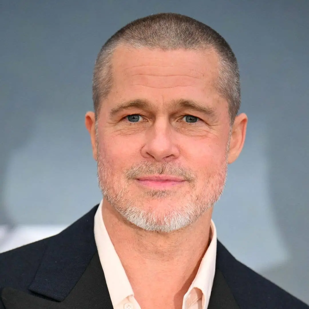 Brad Pitt com cabelo comprido e barba grisalha para The Riders. Essa mudança drástica do visual elegante dele demonstra…