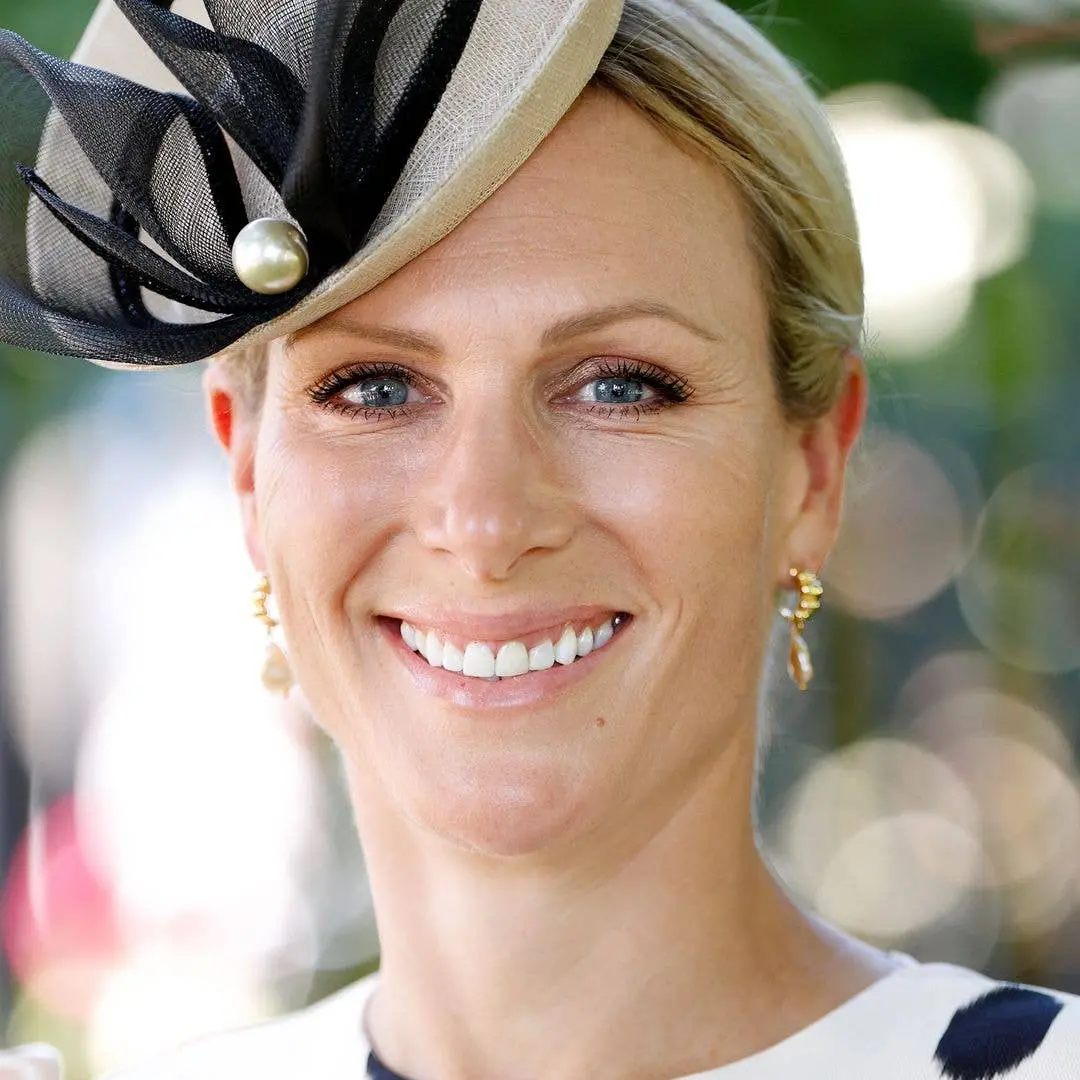Zara Tindall arrasou em calças skinny brancas enquanto se preparava para os Blenheim Palace International Horse Trials.…