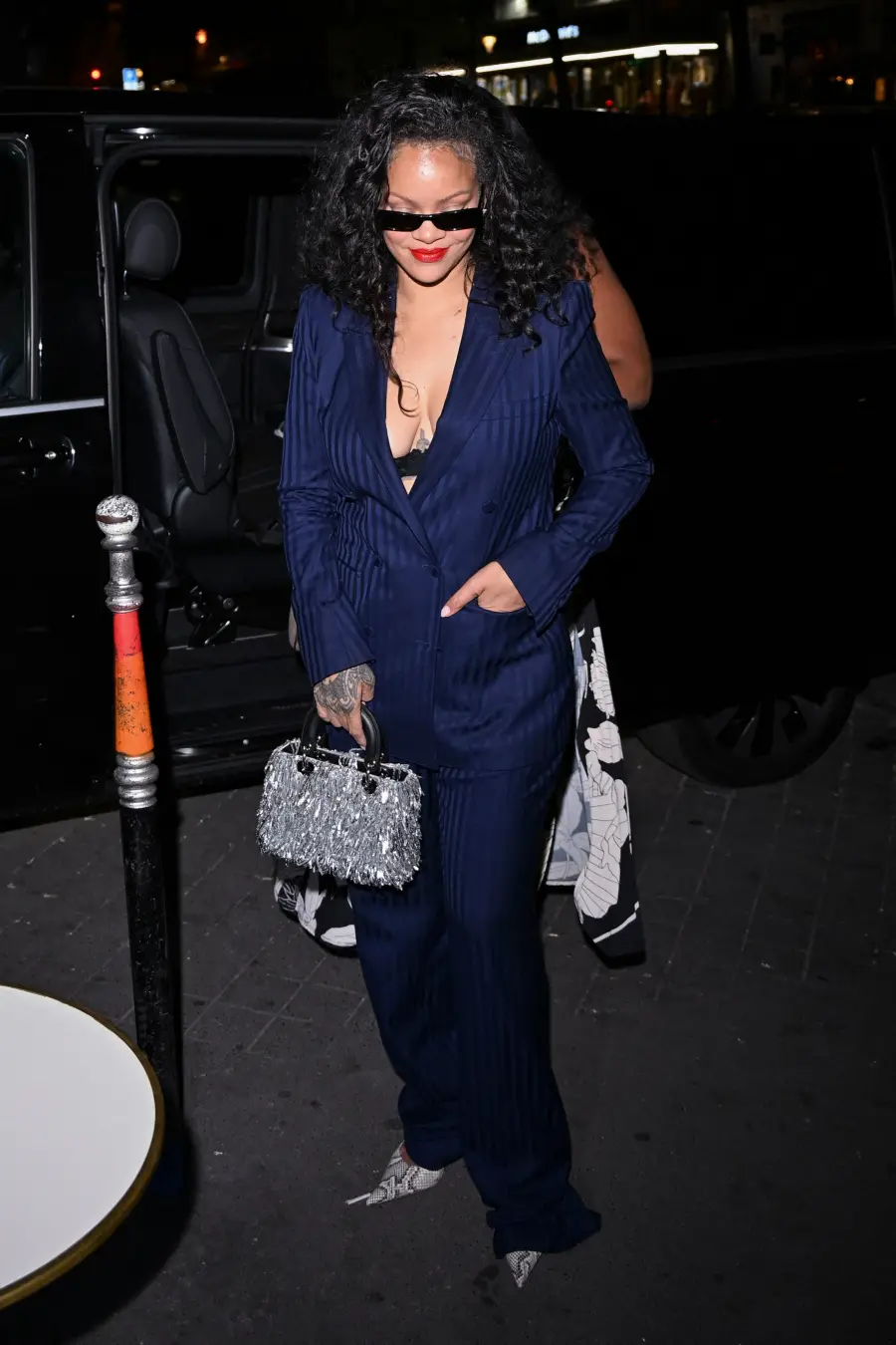 Rihanna apareceu em Paris só com um sutiã de renda preto debaixo de um blazer Tom Ford de 6,650 dólares no show da Céli…