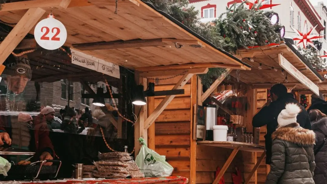 Mercados natalinos de Quebec têm chalés de madeira europeus e atrações como pão de mel e vinho quente. A união cultural…